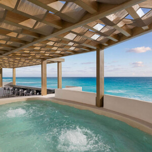 outdoor jacuzzi with ocean view in gr solaris caribe