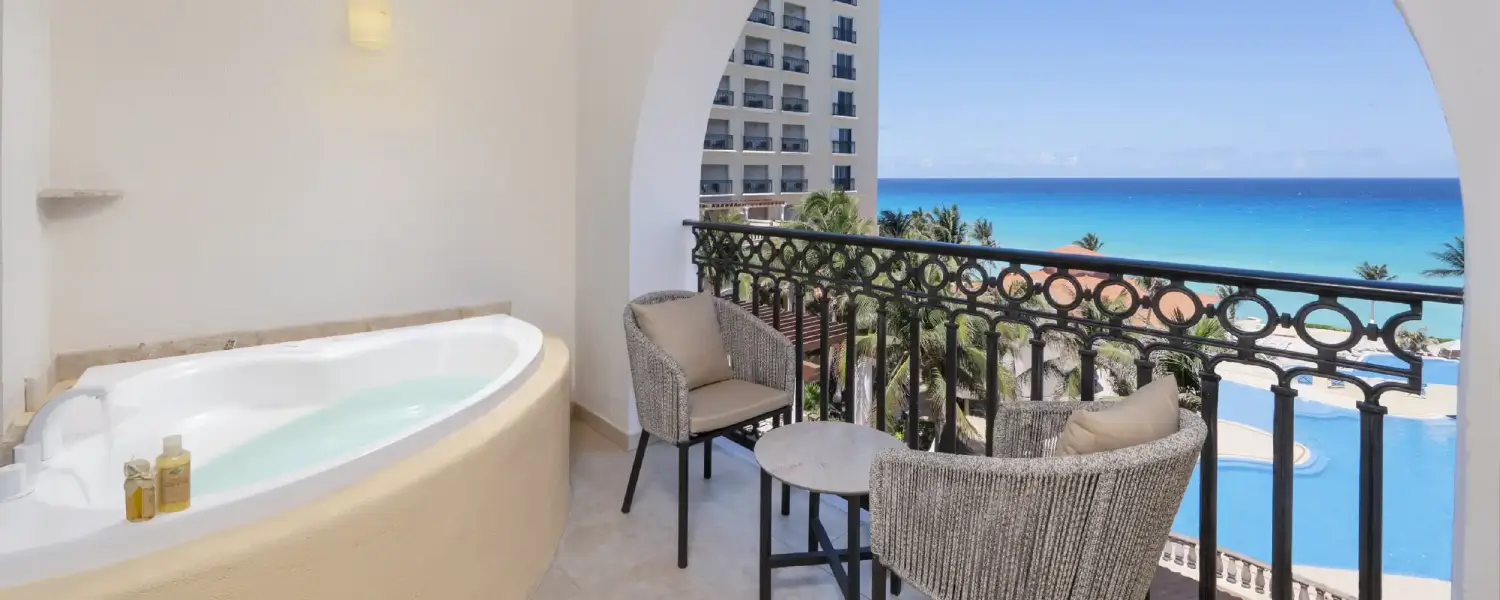 ocean view room with exterior jacuzzi in terrace in gr solaris cancun