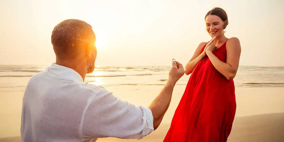 pareja caminando por la playa en el día de san valentín