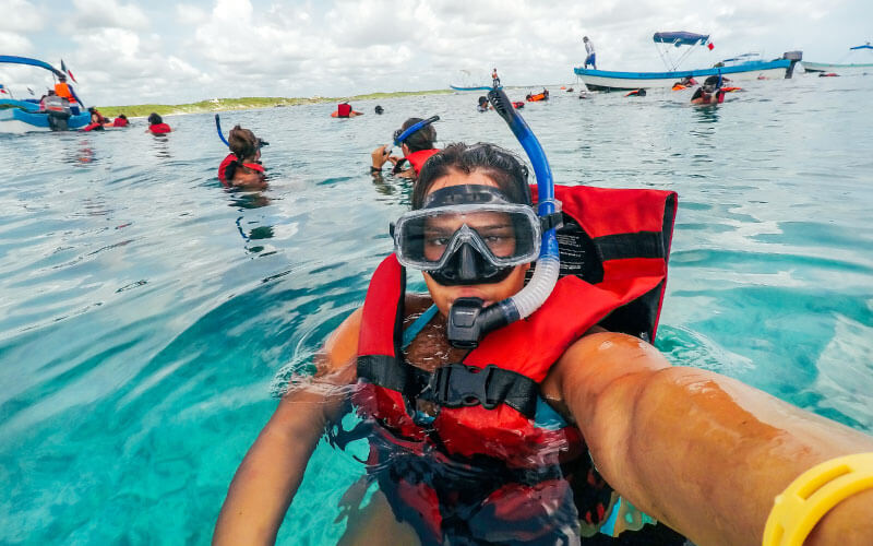 mujer en tour de snorkeling tomandose una selfie