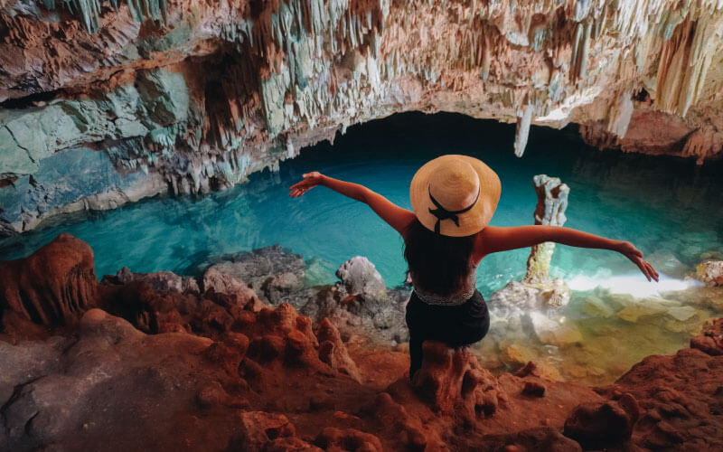 tours populares -  mujer visitando un cenote en Cancun