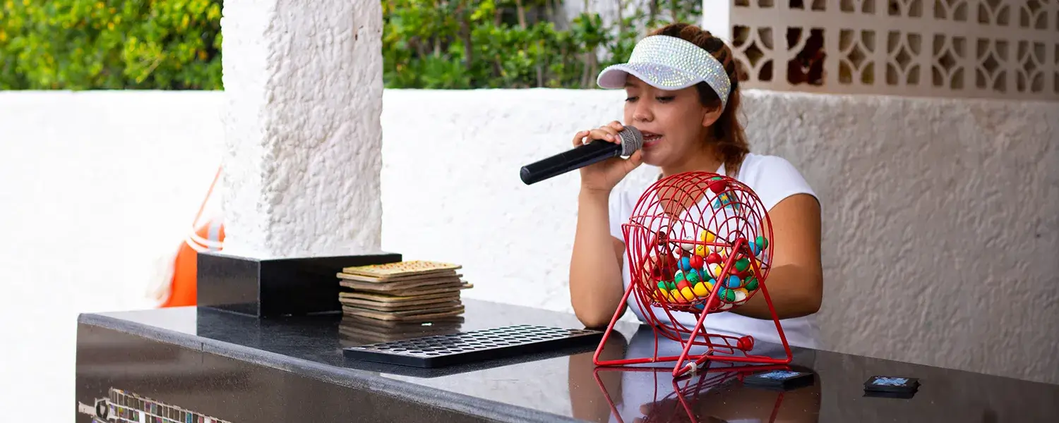 disfruta un juego de bingo junto a la alberca en gr solaris caribe en cancun