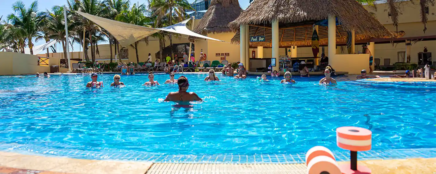 ejercitate en la alberca de gr solaris cancun con una sesion de aerobics