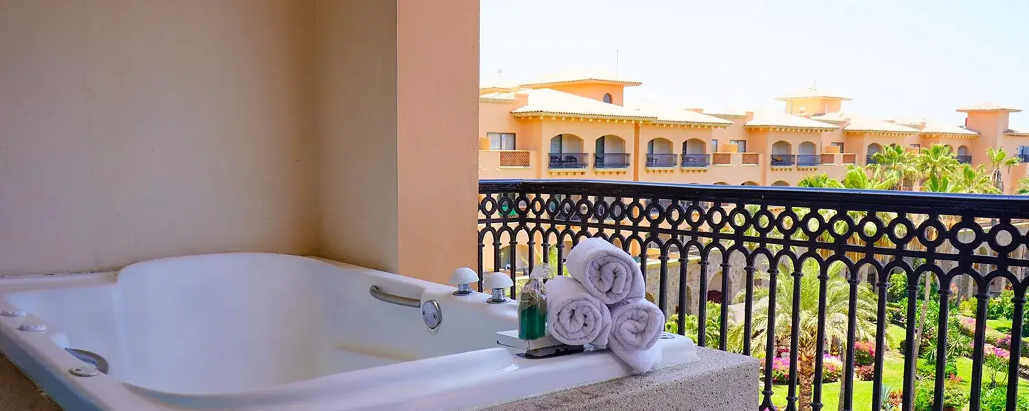 hotel royal solaris los cabos habitacion con jacuzzi y vista al mar