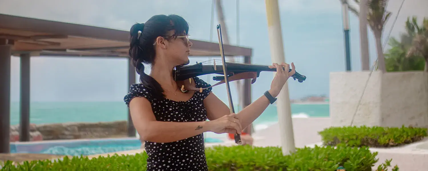 live music by the pool at gr caribe in cancun